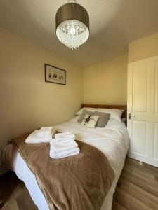 CANALSIDE Lovely location Walking distance to East Riddlesden Hall close to Worth Valley Railway , Haworth, Skipton, Ilkley & backs on to the Leeds-Liverpool Canal客房内的一张或多张床位