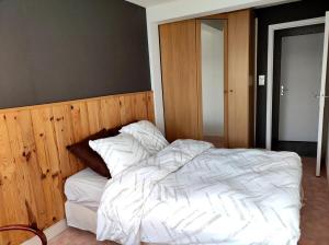 Ένα ή περισσότερα κρεβάτια σε δωμάτιο στο Logement autonome pour 2 personnes au RDC