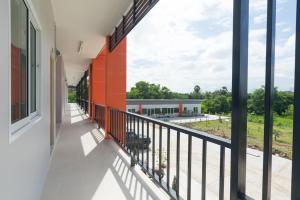 un balcón vacío con vistas a un edificio en Praew Place Phimai, en Ban Muang