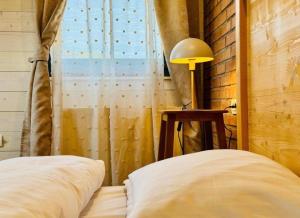 una camera da letto con un letto, una lampada e una finestra di Casa Craiului a Zărneşti