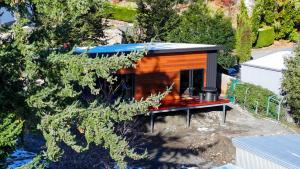 una casa pequeña con una mesa y una parrilla en Rivers Edge Studio, en Lake Tekapo