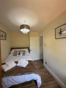 CANALSIDE Lovely location Walking distance to East Riddlesden Hall close to Worth Valley Railway , Haworth, Skipton, Ilkley & backs on to the Leeds-Liverpool Canal客房内的一张或多张床位