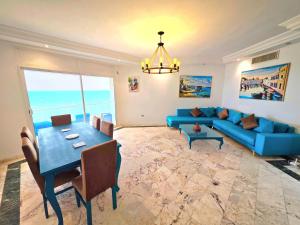 a living room with a blue couch and a table at La perle bleue in La Goulette