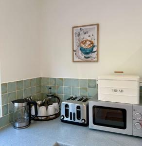 CANALSIDE Lovely location Walking distance to East Riddlesden Hall close to Worth Valley Railway , Haworth, Skipton, Ilkley & backs on to the Leeds-Liverpool Canal的厨房或小厨房