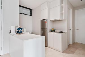 Kuchyň nebo kuchyňský kout v ubytování Lumi Tropicana Garden View PS4