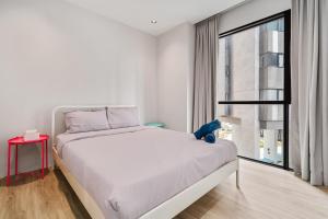 Postel nebo postele na pokoji v ubytování Lumi Tropicana Garden View PS4