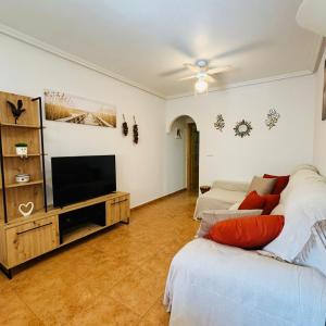 salon z telewizorem i kanapą w obiekcie 2 Bed Apartment 3 minutes from the beach in Los Alcazares w mieście Los Alcázares
