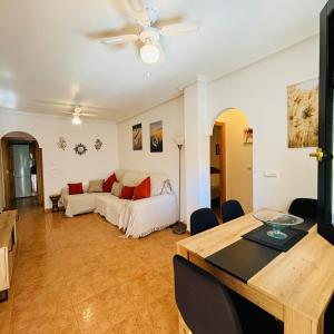 salon z łóżkiem i stołem w obiekcie 2 Bed Apartment 3 minutes from the beach in Los Alcazares w mieście Los Alcázares