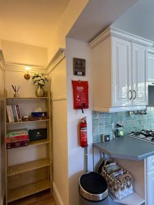 CANALSIDE Lovely location Walking distance to East Riddlesden Hall close to Worth Valley Railway , Haworth, Skipton, Ilkley & backs on to the Leeds-Liverpool Canal的厨房或小厨房