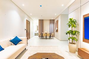 Et opholdsområde på Luxury Seaview Apartment with a Private Balcony