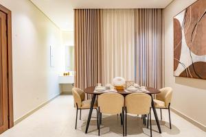 Et opholdsområde på Luxury Seaview Apartment with a Private Balcony