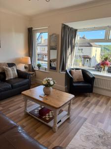 CANALSIDE Lovely location Walking distance to East Riddlesden Hall close to Worth Valley Railway , Haworth, Skipton, Ilkley & backs on to the Leeds-Liverpool Canal的休息区