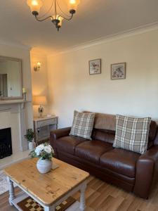 CANALSIDE Lovely location Walking distance to East Riddlesden Hall close to Worth Valley Railway , Haworth, Skipton, Ilkley & backs on to the Leeds-Liverpool Canal的休息区