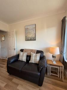 CANALSIDE Lovely location Walking distance to East Riddlesden Hall close to Worth Valley Railway , Haworth, Skipton, Ilkley & backs on to the Leeds-Liverpool Canal的休息区