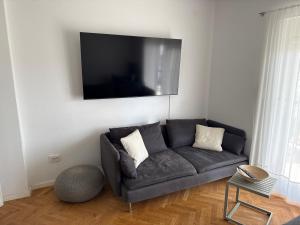 TV a/nebo společenská místnost v ubytování Apartments Madzari - Ciovo - Pool