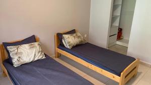 Belle maison de 3 chambres avec jardin客房内的一张或多张床位