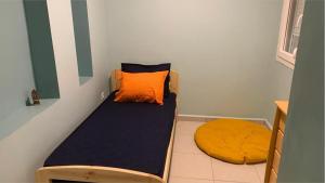 Belle maison de 3 chambres avec jardin客房内的一张或多张床位