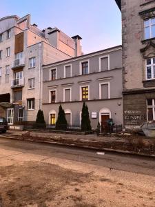 ein großes weißes Gebäude am Straßenrand in der Unterkunft Zacisze Krasińskiego in Toruń + 19 Fotos