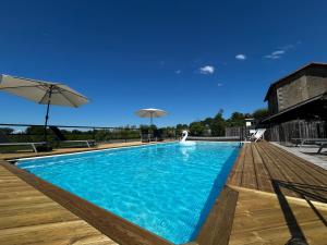 Bazén v ubytování Gites de la Vergne nebo v jeho okolí