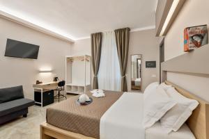 una camera d'albergo con un letto e una scrivania di Toc Toc a La Spezia