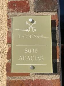 a sign on the side of a brick wall at La Chenaie - Les Accacias in Gien