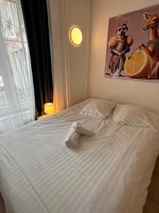 Postel nebo postele na pokoji v ubytování JOY001 Lemon Twist Studio