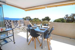 stół i krzesła na balkonie z widokiem na ocean w obiekcie Calpe place w mieście Calpe