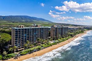 Una vista aérea de un resort y la playa. en Mahana 718, en Kahana