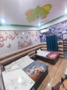 K D Dham Near Prem Mandir Iskcon temple Vrindavan客房内的一张或多张床位