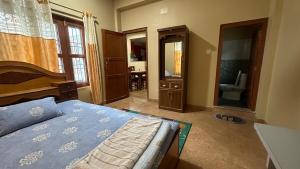 Postel nebo postele na pokoji v ubytování Chitwan Comforts Apt 1 Room 1
