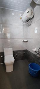 ウーティにあるLittle heavenのバスルーム(トイレ付)、壁にカメラが備わります。