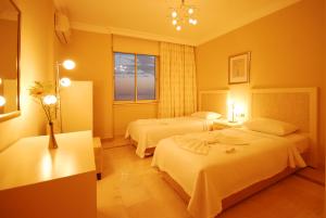 een hotelkamer met 2 bedden en een raam bij Goldcity Hotel in Kargicak
