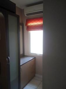 MantaakCity Home Moi Kelapa Gading Jakarta 14250的一个空房间,有窗户和窗户 更多8张照片