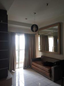 MantaakCity Home Moi Kelapa Gading Jakarta 14250的带沙发和大镜子的客厅