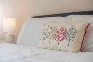 Postel nebo postele na pokoji v ubytování Pine Lodge