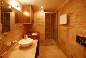 加奇卡克的住宿－金色之城度假村，一间带水槽和淋浴的浴室