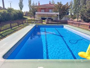 une piscine avec de l'eau bleue devant une maison dans l'établissement Finca La Barrosa, à Zamora 9 autres photos