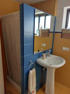 une salle de bain avec un lavabo et un miroir dans l'établissement Finca La Barrosa, à Zamora
