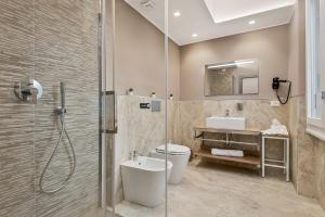 un bagno con doccia, WC e lavandino di Toc Toc a La Spezia