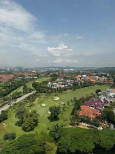 - une vue aérienne sur un parcours de golf dans un complexe dans l'établissement Lumi Tropicana Golf Course View, à Petaling Jaya 47 autres photos