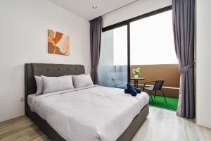 une chambre avec un lit et une grande fenêtre dans l'établissement Lumi Tropicana Golf Course View, à Petaling Jaya