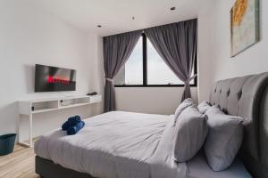 une chambre avec un lit, une télévision et une fenêtre dans l'établissement Lumi Tropicana Golf Course View, à Petaling Jaya