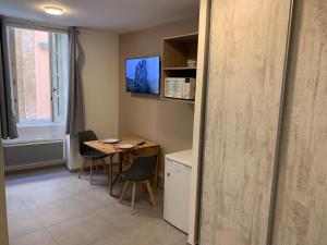 Μια τηλεόραση ή/και κέντρο ψυχαγωγίας στο Grande chambre-appartement Sara +1 φωτογραφίες