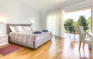 Katil atau katil-katil dalam bilik di Cozy Home In Umag With Sauna