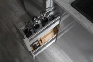 una vista aérea de un cajón de la cocina con utensilios en Modern 1BR Flat - Great Location, en Riga