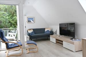 a living room with a tv and a couch at Studio, Nähe Dieksee in Malente