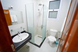 Un baño con lavabo e inodoro en Villa Pure Luxor, en Luxor 17 fotos más