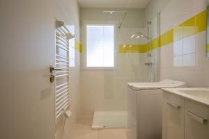 Villa Germaine les pieds dans l'eauにあるバスルーム +18枚の写真