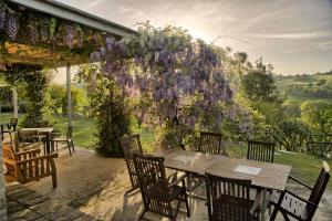 un tavolo e sedie su un patio con un albero fiorito di Haus In Ostra Mit Privatem Pool a Ostra