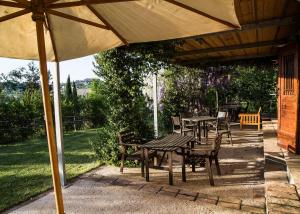 un tavolo e delle sedie sotto un ombrellone in un patio di Haus In Ostra Mit Privatem Pool a Ostra